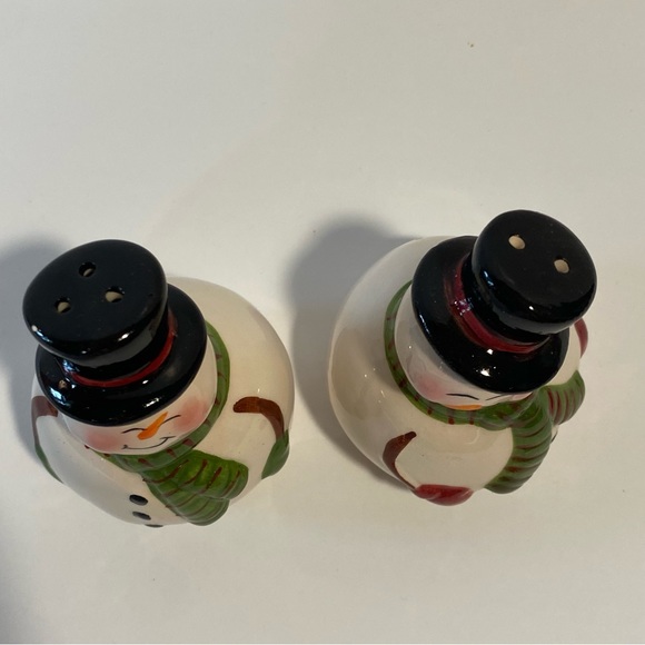 Celebrations By Mikasa Snowmen Hand-Painted Ceramic Salt and Pepper Set - Picture 5 of 10